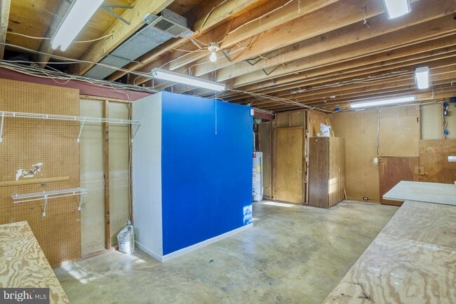 Building Photo - 4925 Tunlaw St