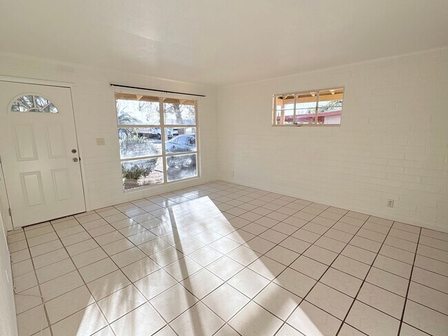 Building Photo - 3 Bed/2 Bath home with backyard and swimming pool!