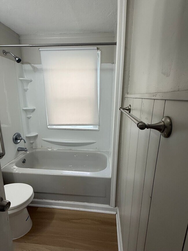 Building Photo - 5 Bedroom on Cleveland's East Side