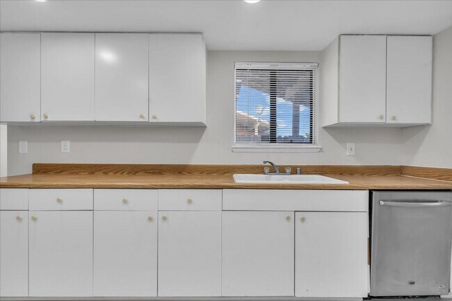 Building Photo - Beautiful 2 BD | 2 Bath