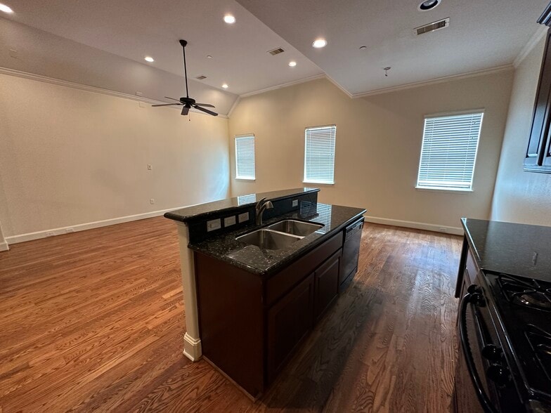 Building Photo - 6353 Richmond Ave