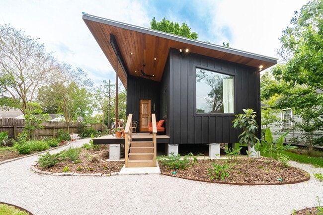 Building Photo - CHARMING, MODERN, CUSTOM HOME IN MID-CITY FOR RENT