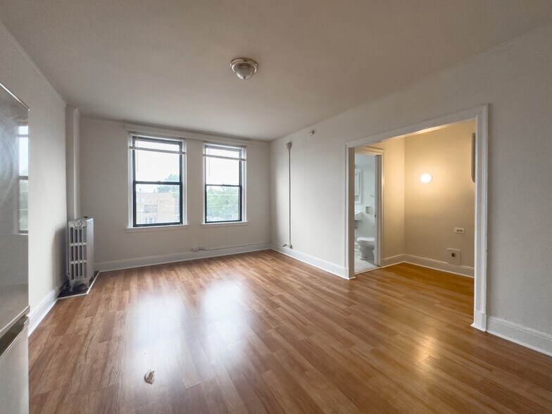 Building Photo - 3335 W Diversey Ave