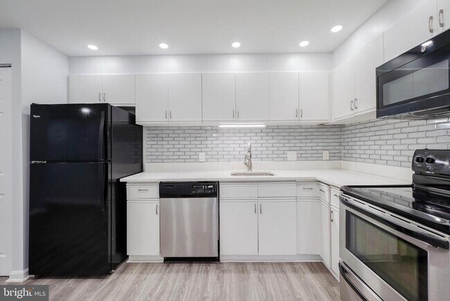 Building Photo - 3800 Powell Ln