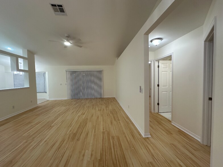 Building Photo - 914 SW Cecil Ln