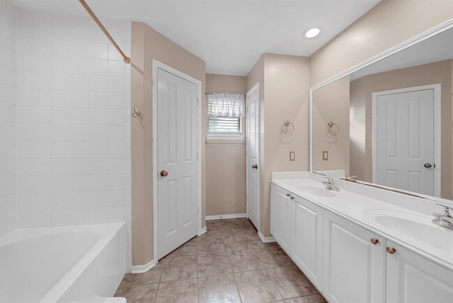 Building Photo - 14 Scarlet Woods Ct