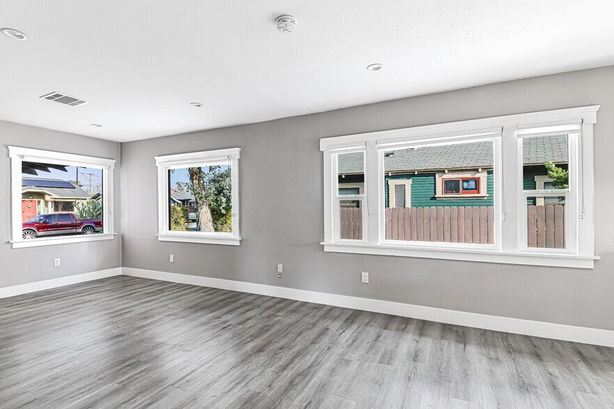 Building Photo - 2914 E 5th St