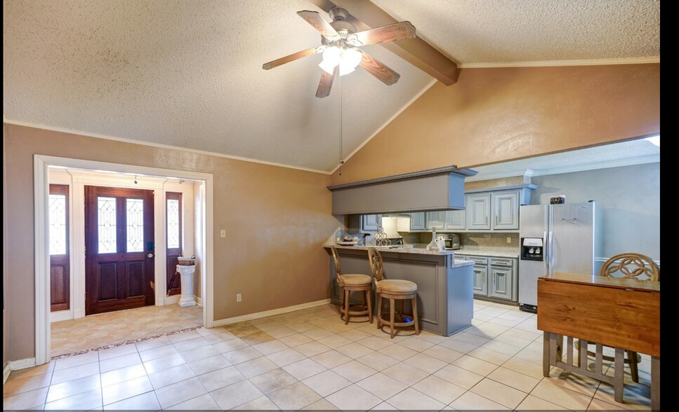 living area view - 518 Westshire Dr