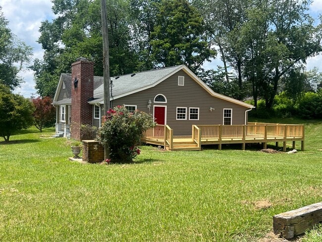 Primary Photo - Very Nice 4 bedroom near Tri Cities Airpor...