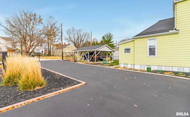 Building Photo - 901 NE Glen Oak Ave