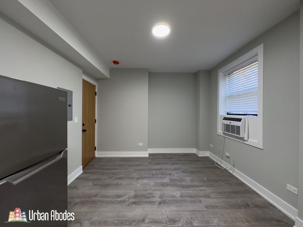 Building Photo - 501 W Belmont Ave