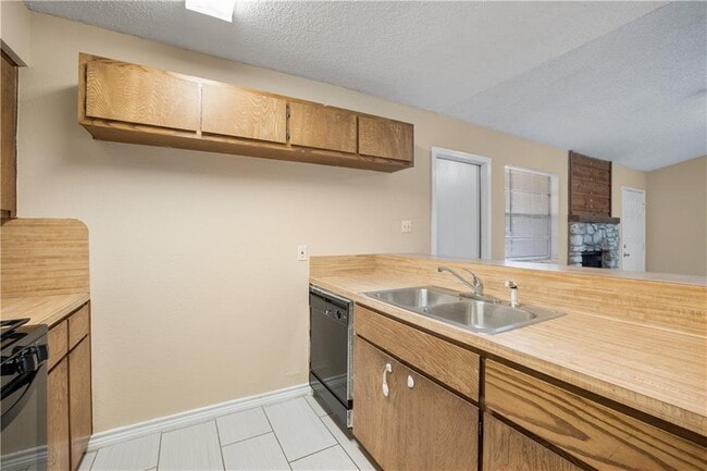 Building Photo - 906 Country Aire Dr