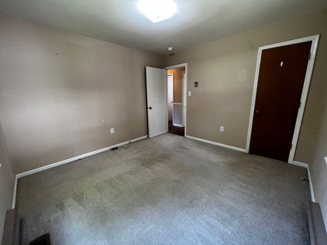 Building Photo - 3-Bed 2-Bath in Town with 3-Car Garage!