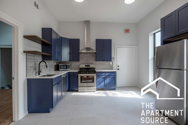 Building Photo - 648 N Damen Ave