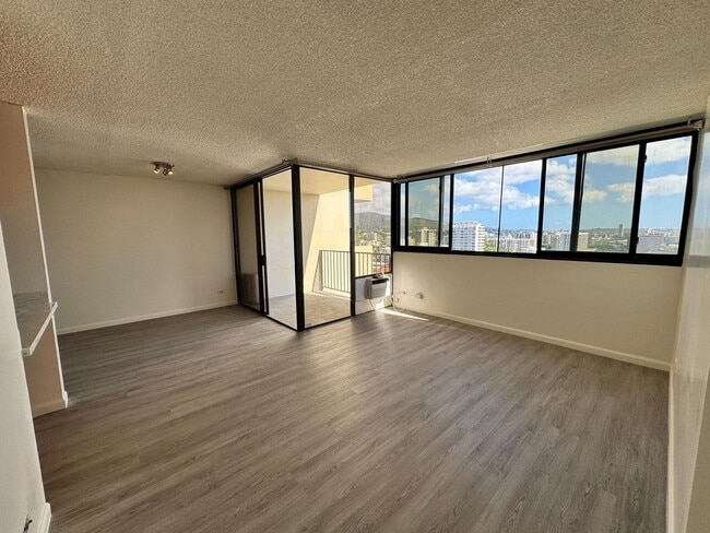 Building Photo - Bright and Breezy 2 bed, 1.5 bath, 1 covered parking top floor condo in Makiki!!