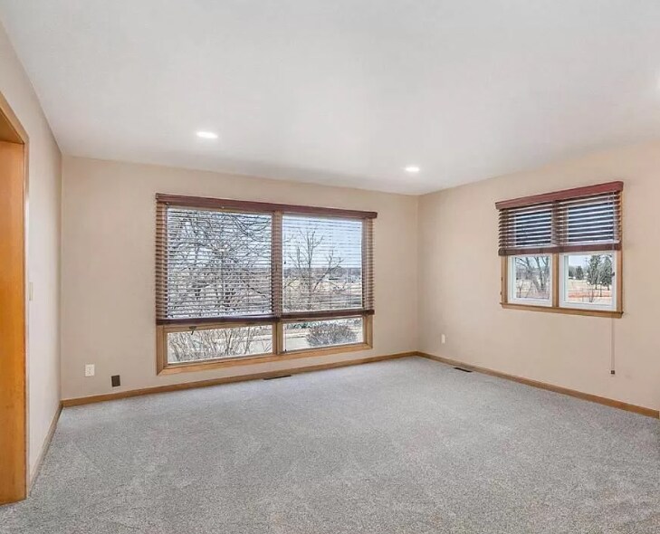 Living Room - 424 N Lake Ave