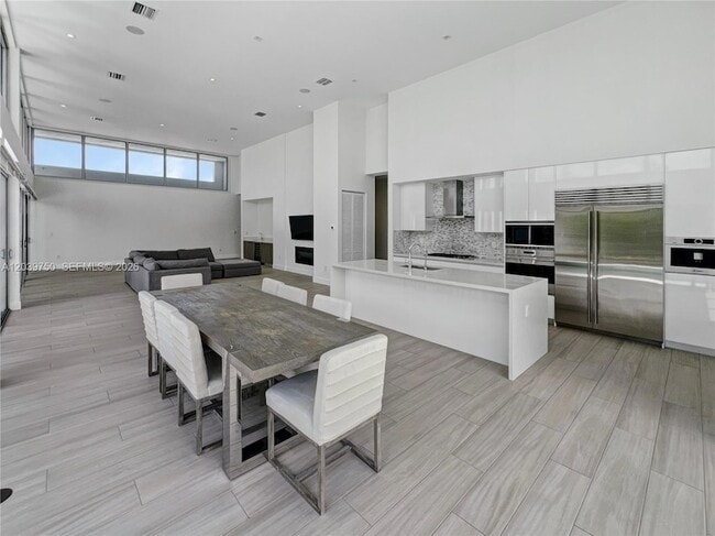 Building Photo - 16582 Botaniko Dr S