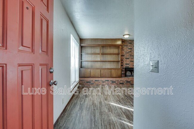 Building Photo - 6004 Paramount Dr