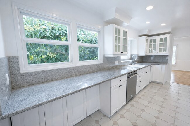 Building Photo - Charming Country English Home