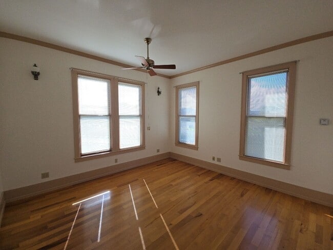 Building Photo - Distinctive Alton home offers charming living opportunity!