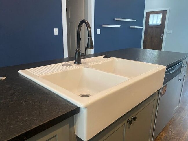 Building Photo - Beautiful 3 Bed 2 Bath in Madison - Newer Construction