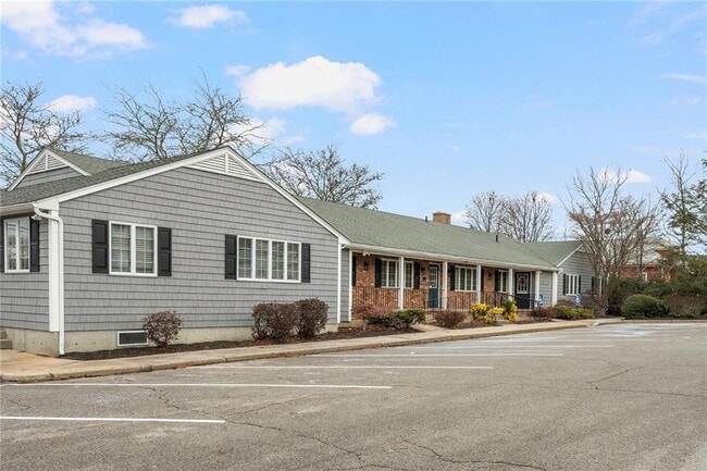 Building Photo - 990 Main St