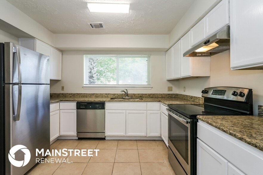 Building Photo - 15703 Baybriar Dr