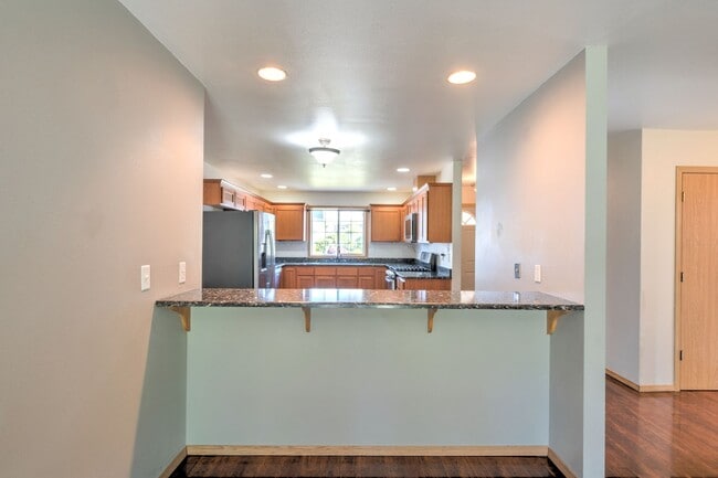 Building Photo - 3 Bedroom 2 Bath Home