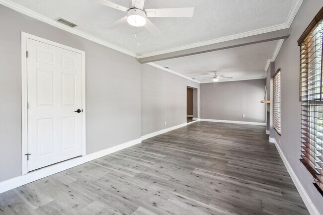 Building Photo - 528 Manor Dr