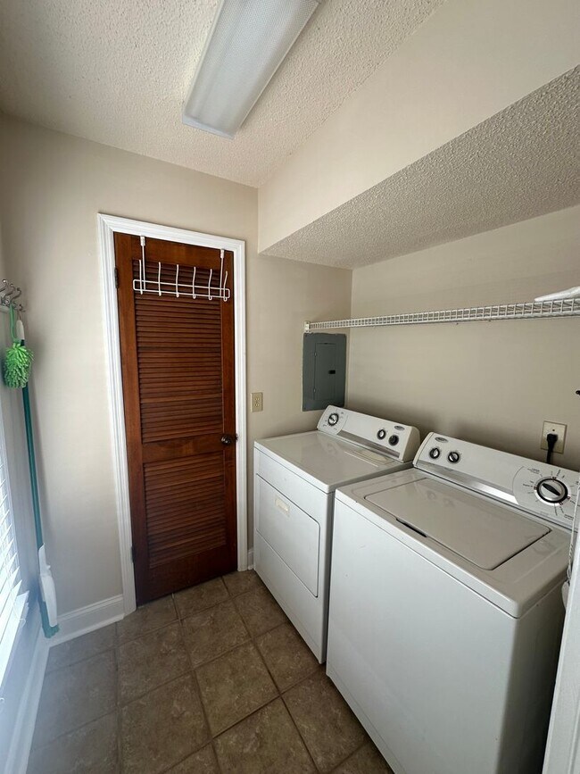 Building Photo - Oakridge Commons