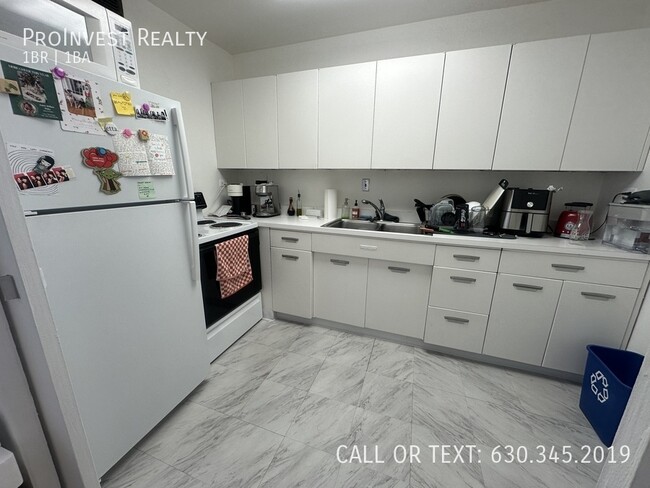 Building Photo - Available Now! Spacious 1bed/1bath in Stre...