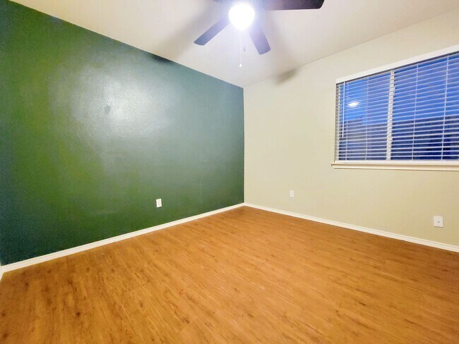 Building Photo - Charming 3/BR 2/BA Single-Level Home in Le...