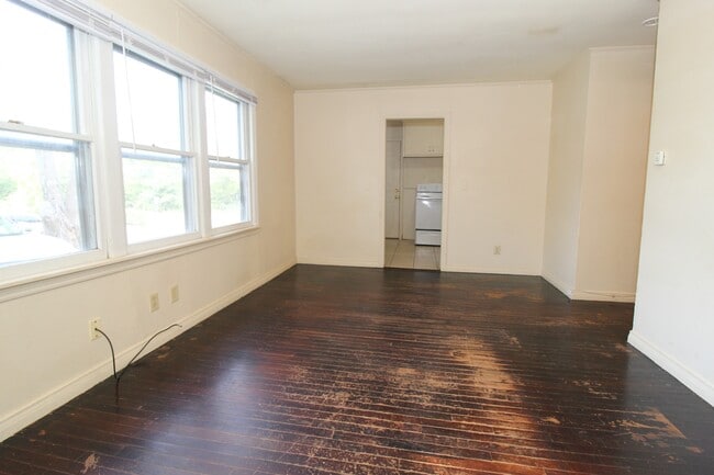 Building Photo - 613 Reagan St