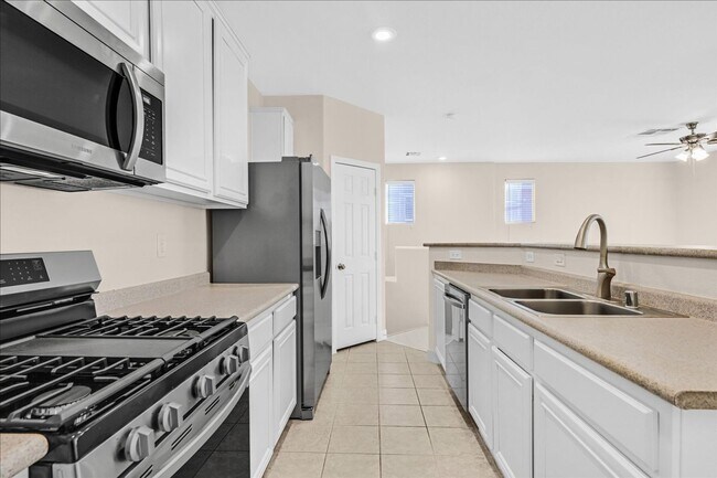 Building Photo - Spacious 2 bedroom condo with attached condo