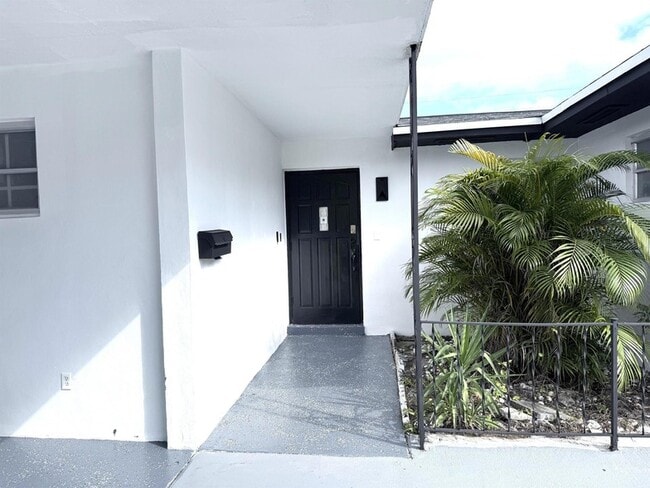 Building Photo - 210 W 23rd St