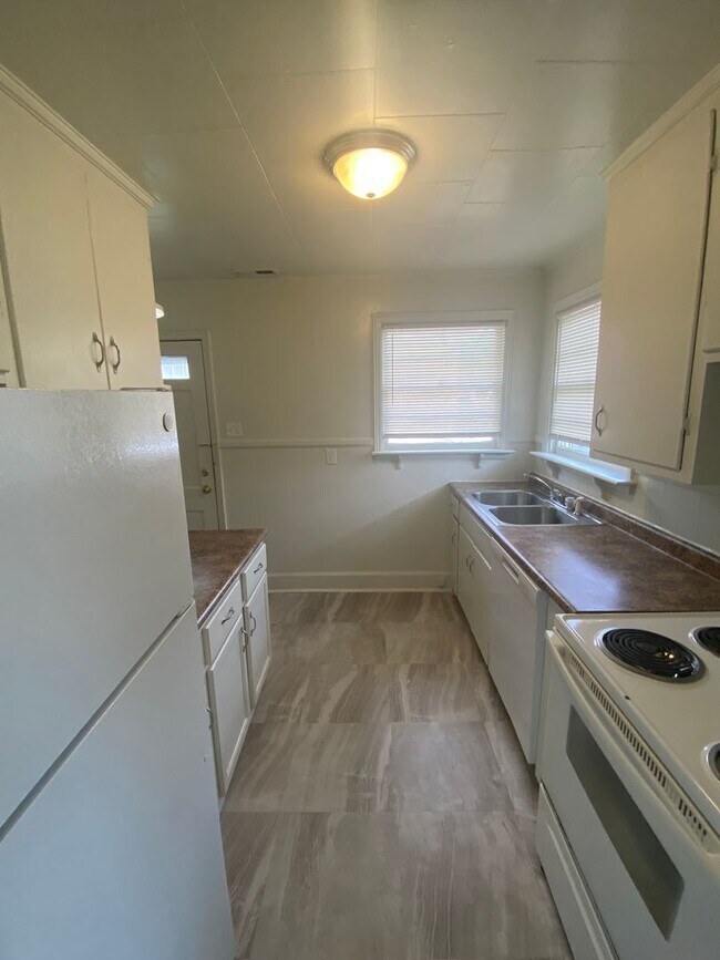 Building Photo - Adorable Old West Durham Home / Fenced Bac...