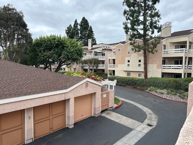 Building Photo - Fashion Valley 2Br/2Ba Condo with 2 car ga...