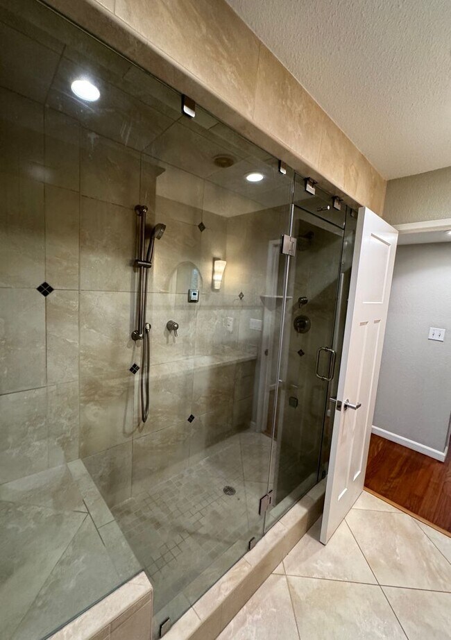 Building Photo - Gorgeous Single Level Home with Pool in Al...