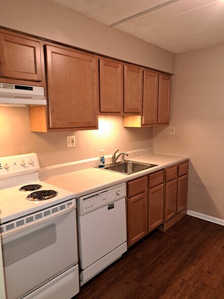 eat in kitchen - 400 Glendale Rd