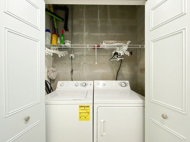 Building Photo - Lofts Oasis #105 - Pet Friendly!