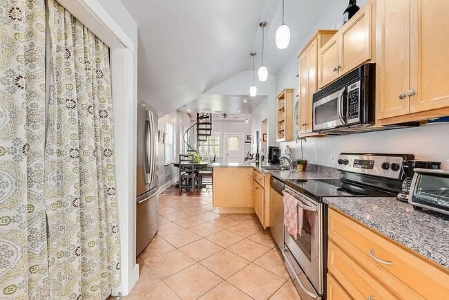 Building Photo - 76 Abbott St