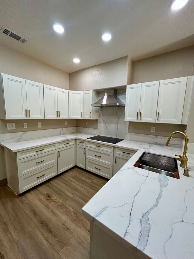 Building Photo - Remodeled and Comfortable Townhome
