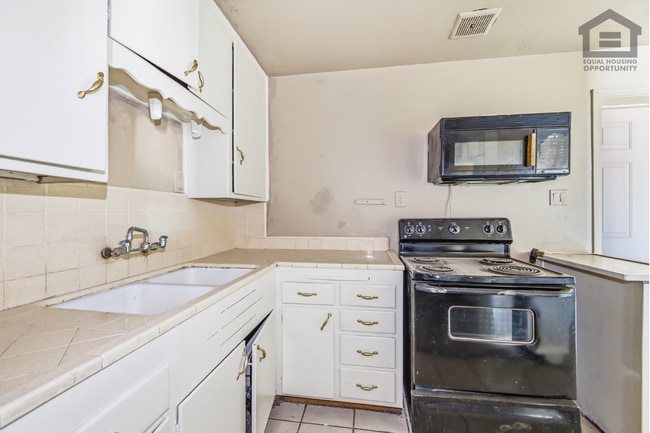 Building Photo - 6532 N 19th Dr