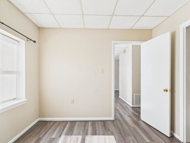 Building Photo - 321 W Park St