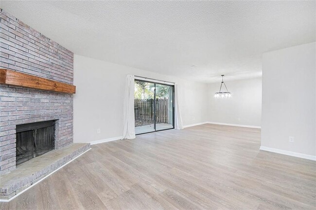 Building Photo - 742 Brentwood Pl
