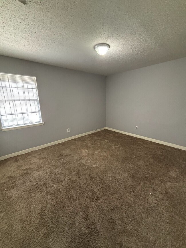 Building Photo - 837 Graymont Ave W