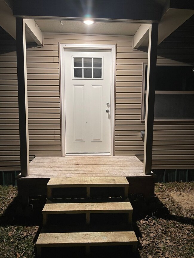 Building Photo - 2 bed, 1 bath house-Pet Friendly!