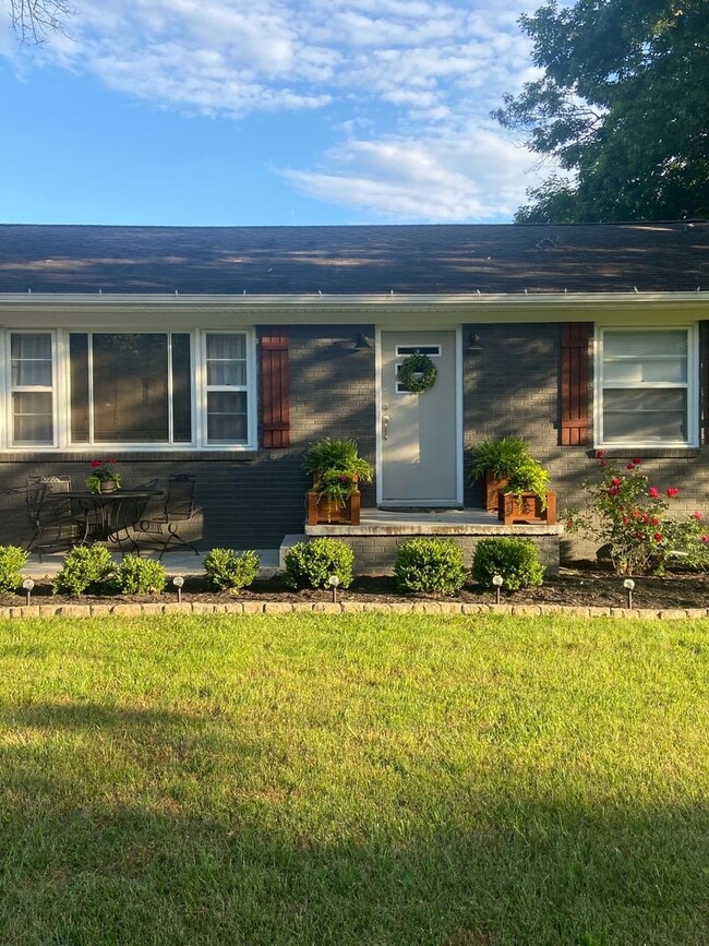 Building Photo - GREAT FOR PETS!!!!