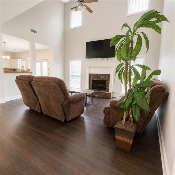 Building Photo - 1361 Yorkshire Dr