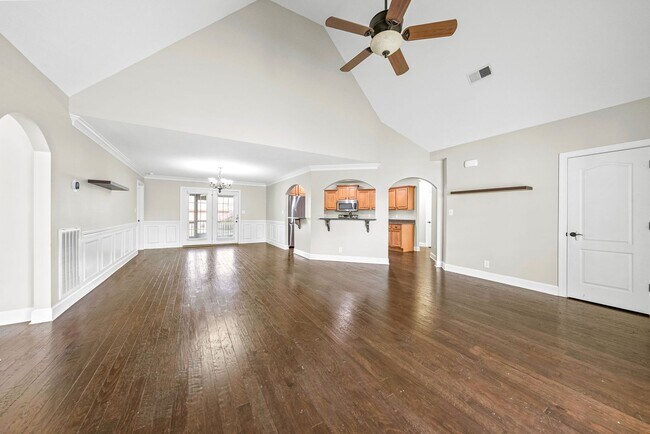 Building Photo - Pet Friendly Three Bedroom with Bonus!